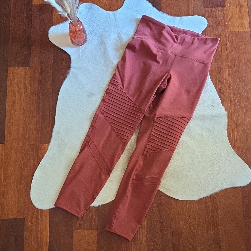 OLD NAVY Elevate High-Waisted Leggings M